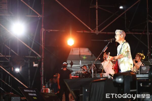 ▲南投茶博一心二夜演唱會登場，羅大佑獻唱經典老歌、全場嗨翻。（圖／南投縣政府提供）