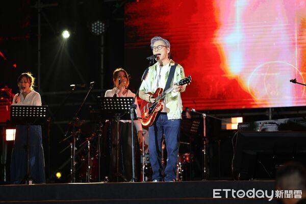 ▲南投茶博一心二夜演唱會登場，羅大佑獻唱經典老歌、全場嗨翻。（圖／南投縣政府提供，下同）