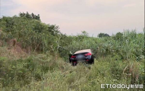 ▲▼車主停車沒熄火，裡面還有乘客，男子竟趁機將車開走。（圖／記者游瓊華翻攝）