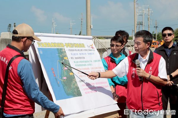 ▲總統賴清德南下台南七股區視察西寮里災後復建情形，肯定中央地方合作成果。（記者林東良翻攝，下同）