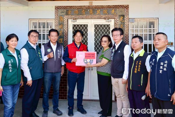 ▲總統賴清德南下台南七股區視察西寮里災後復建情形，肯定中央地方合作成果。（記者林東良翻攝，下同）