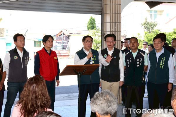 ▲總統賴清德南下台南七股區視察西寮里災後復建情形，肯定中央地方合作成果。（記者林東良翻攝，下同）