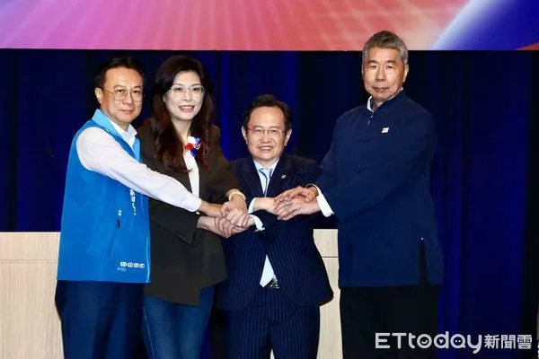 ▲張亞中(右1)5日承諾若當黨主席，2028年會是兵權給總統候選人。（圖／記者黃國霖攝）