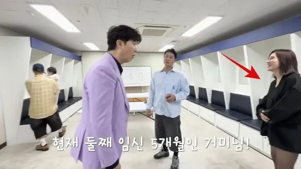 ▲▼ 曹政奭愛妻挺5月孕肚現身！四肢超纖細　男星驚呼：看不出來懷孕。（圖／翻攝自Gummy IG、朴修弘YouTube）