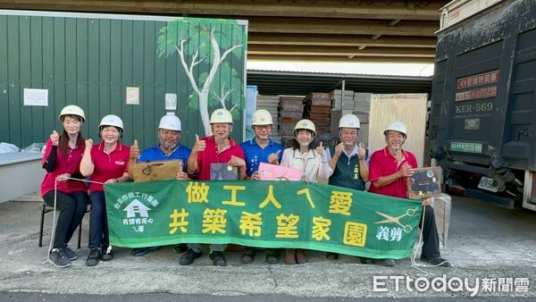 ▲台南市勞工局「做工行善團」志工中秋連假仍持續修繕弱勢住屋，展現滿滿人情味。（記者林東良翻攝，下同）