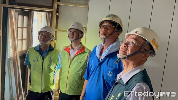 ▲台南市勞工局「做工行善團」志工中秋連假仍持續修繕弱勢住屋，展現滿滿人情味。（記者林東良翻攝，下同）