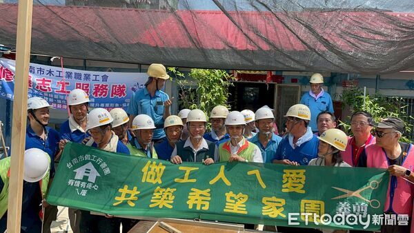 ▲台南市勞工局「做工行善團」志工中秋連假仍持續修繕弱勢住屋，展現滿滿人情味。（記者林東良翻攝，下同）