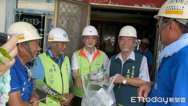 ▲台南市勞工局「做工行善團」志工中秋連假仍持續修繕弱勢住屋，展現滿滿人情味。（記者林東良翻攝，下同）