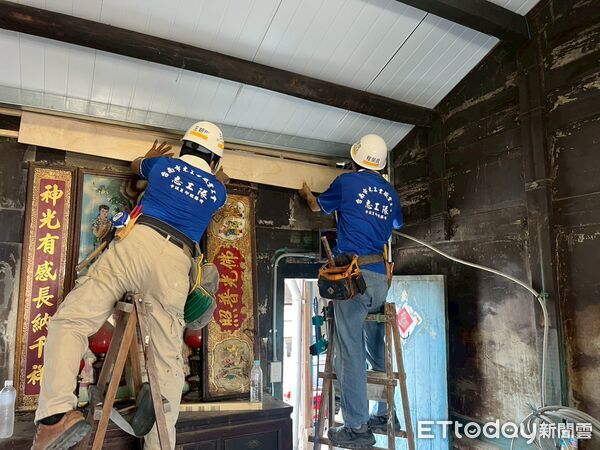 ▲台南市勞工局「做工行善團」志工中秋連假仍持續修繕弱勢住屋，展現滿滿人情味。（記者林東良翻攝，下同）