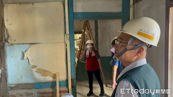 ▲台南市勞工局「做工行善團」志工中秋連假仍持續修繕弱勢住屋，展現滿滿人情味。（記者林東良翻攝，下同）