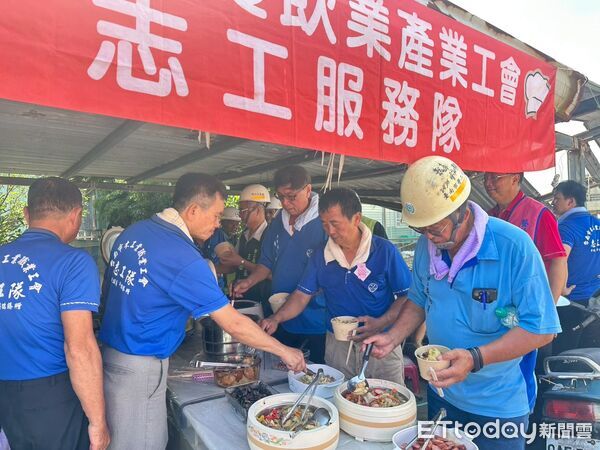 ▲台南市勞工局「做工行善團」志工中秋連假仍持續修繕弱勢住屋，展現滿滿人情味。（記者林東良翻攝，下同）