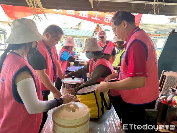 ▲台南市勞工局「做工行善團」志工中秋連假仍持續修繕弱勢住屋，展現滿滿人情味。（記者林東良翻攝，下同）
