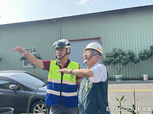 ▲台南市勞工局「做工行善團」志工中秋連假仍持續修繕弱勢住屋，展現滿滿人情味。（記者林東良翻攝，下同）