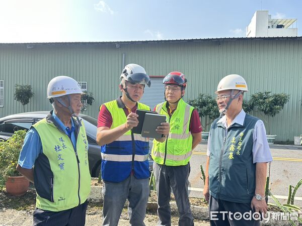 ▲台南市勞工局「做工行善團」志工中秋連假仍持續修繕弱勢住屋，展現滿滿人情味。（記者林東良翻攝，下同）