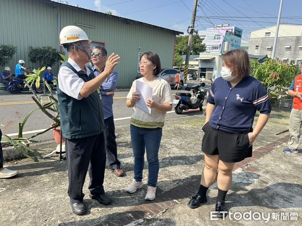▲台南市勞工局「做工行善團」志工中秋連假仍持續修繕弱勢住屋，展現滿滿人情味。（記者林東良翻攝，下同）