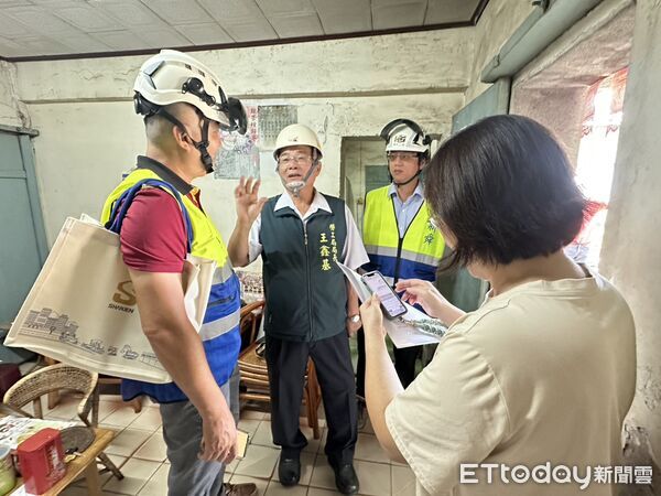 ▲台南市勞工局「做工行善團」志工中秋連假仍持續修繕弱勢住屋，展現滿滿人情味。（記者林東良翻攝，下同）