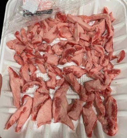 網友修剪從好市多買的牛小排，抱怨肥肉太多。（翻攝臉書社團「Costco好市多 商品經驗老實說」）