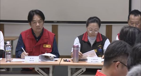 ▲▼有別於日前賴清德第一次到花蓮勘災，沒有見到花蓮縣長徐臻蔚，僅以電話連繫；這次兩人比肩而坐，還咬耳朵討論救災復原情況。（圖／直播共訊畫面）