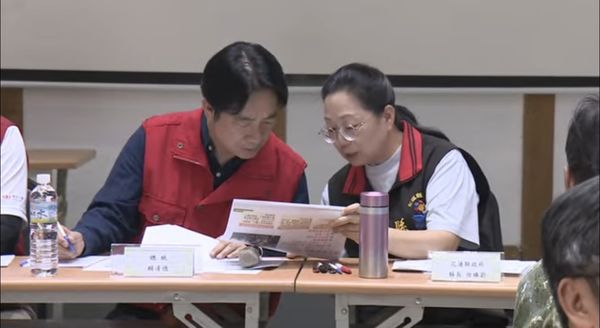 ▲▼有別於日前賴清德第一次到花蓮勘災，沒有見到花蓮縣長徐臻蔚，僅以電話連繫；這次兩人比肩而坐，還咬耳朵討論救災復原情況。（圖／直播共訊畫面）