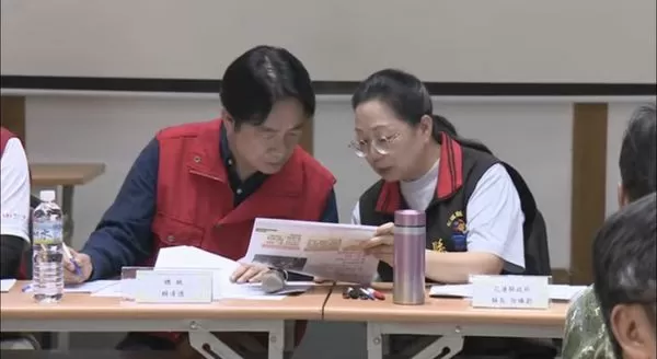 ▲▼有別於日前賴清德第一次到花蓮勘災，沒有見到花蓮縣長徐臻蔚，僅以電話連繫；這次兩人比肩而坐，還咬耳朵討論救災復原情況。（圖／直播共訊畫面）