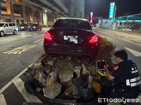 ▲▼ 新北市新莊區昨日晚間一輛賓士車，自撞新北大道快慢車道分隔島 。（圖／記者陳以昇翻攝）