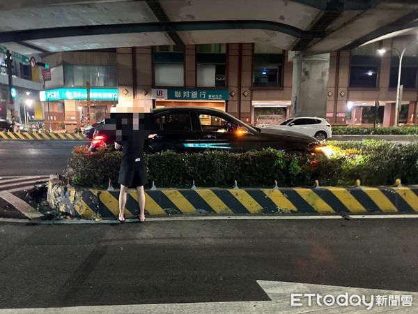 ▲▼ 新北市新莊區昨日晚間一輛賓士車，自撞新北大道快慢車道分隔島 。（圖／記者陳以昇翻攝）