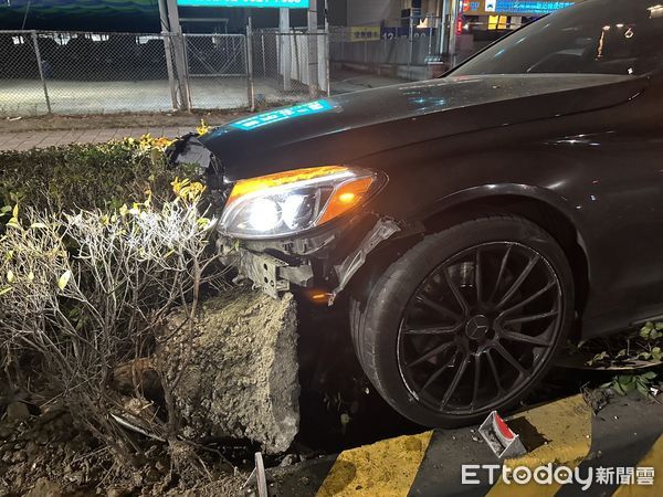 ▲▼ 新北市新莊區昨日晚間一輛賓士車，自撞新北大道快慢車道分隔島 。（圖／記者陳以昇翻攝）