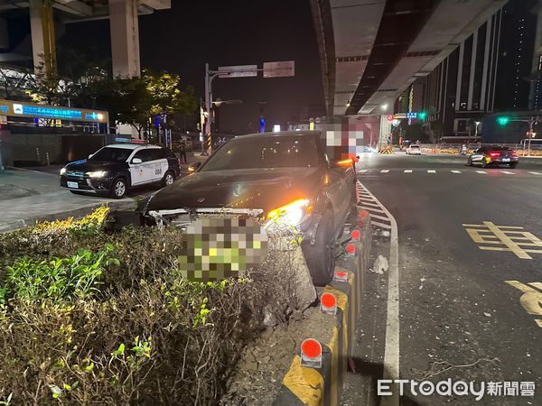 ▲▼ 新北市新莊區昨日晚間一輛賓士車，自撞新北大道快慢車道分隔島 。（圖／記者陳以昇翻攝）