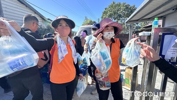 ▲▼光復車站前，大批志工發放物資。（圖／記者賴文萱攝）