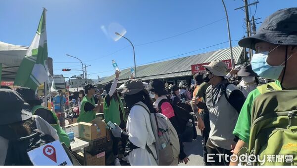 ▲▼光復車站前，大批志工發放物資。（圖／記者賴文萱攝）