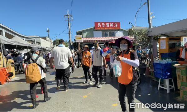 ▲▼光復車站前，大批志工發放物資。（圖／記者賴文萱攝）