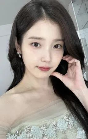 ▲▼IU拍戲也有暖行！中秋節大方送百人「一人1.25萬」超猛認證照曝光。（圖／翻攝自推特、IU IG）