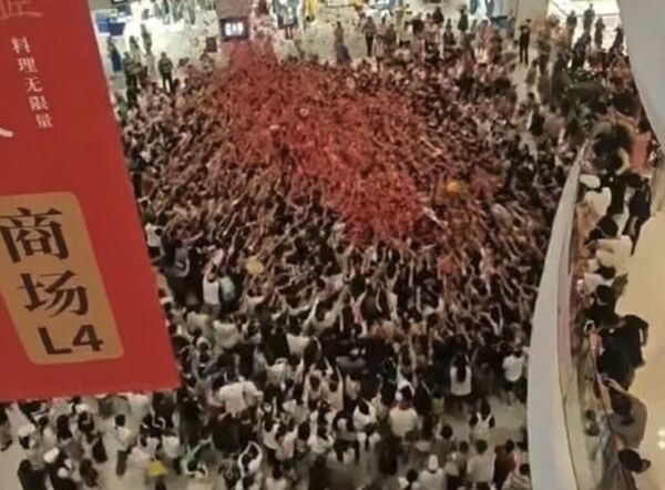 ▲▼海南商場辦「天降紅包」　群眾推擠多人受傷。（圖／翻攝微博）