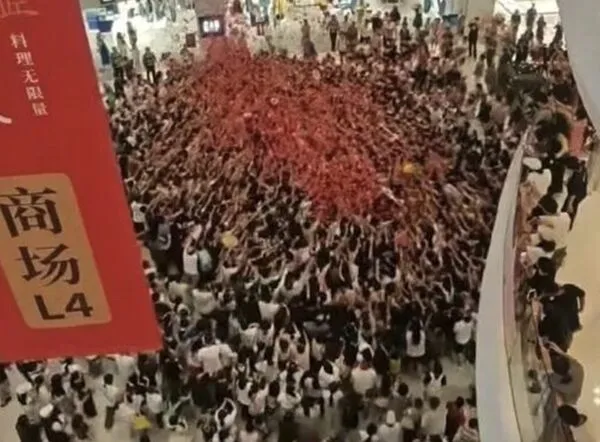 ▲▼海南商場辦「天降紅包」　群眾推擠多人受傷。（圖／翻攝微博）