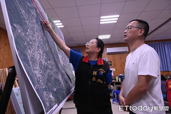 ▲國民黨立院黨團書記長羅智強4日抵達花蓮光復並捐贈50萬元為災後重建盡一份心力。（圖／花蓮縣政府提供，下同）