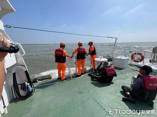 ▲布袋外海管筏翻覆3人落海。（圖／記者游瓊華翻攝）