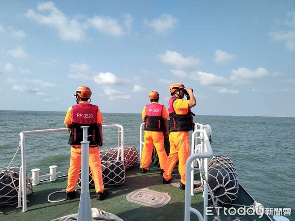 ▲布袋外海管筏翻覆3人落海。（圖／記者游瓊華翻攝）