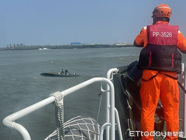 ▲布袋外海管筏翻覆3人落海。（圖／記者游瓊華翻攝）