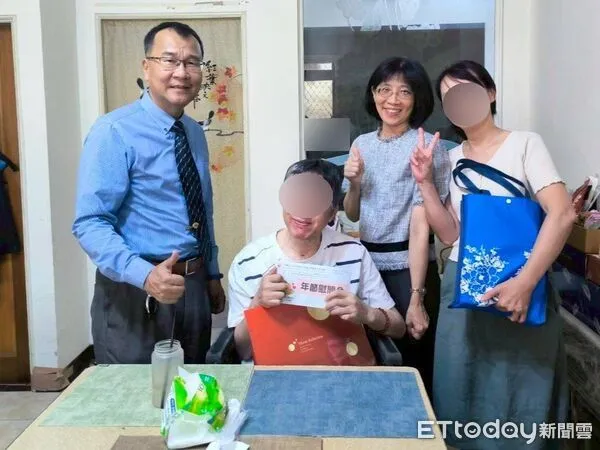 明天就是中秋節，當多數人忙著團聚、賞月時，仍有一群在犯罪陰影下努力重生的「馨生家庭」靜靜過著艱難日子。財團法人犯罪被害人保護協會士林分會（下稱犯保士林分會）與士林地檢署特別在中秋前夕啟動關懷行動，林志銜主委、張云綺檢察長親自前往探視重傷被害人家庭，送上慰問金與蛋黃酥，並以滿滿祝福陪伴他們度過佳節。