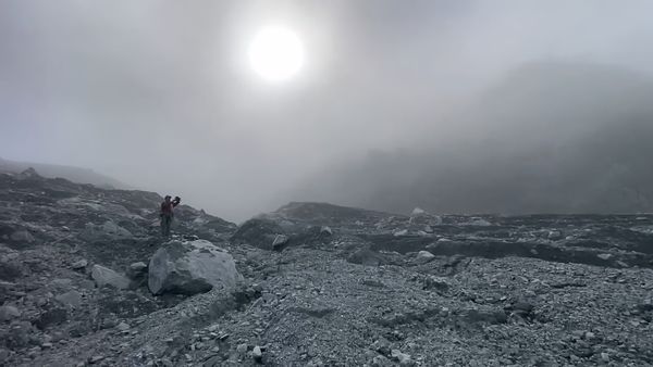 ▲▼馬太鞍溪堰塞湖探勘全程無山徑　2隊伍徒手攀爬忍受粉塵「開路」。（圖／林業及自然保育署花蓮分署）