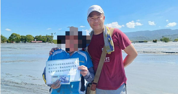 「鄉林山海滙」魏先生本來打算拿著住戶捐助的現金買物資，結果因為交通管制、物資也充足了，所以決定以發現金方式直接幫助災戶，意外成為「現金超人」。（圖／魏先生提供）