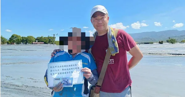 「鄉林山海滙」魏先生本來打算拿著住戶捐助的現金買物資，結果因為交通管制、物資也充足了，所以決定以發現金方式直接幫助災戶，意外成為「現金超人」。（圖／魏先生提供）