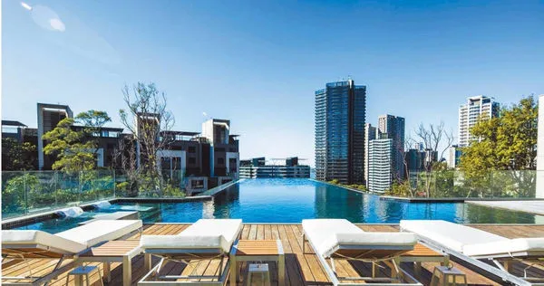 「鄉林山海滙」擁有懸浮在高處、呼應涵碧樓設計的無邊際泳池，以及多項五星飯店公設，是淡水紅樹林的知名社區。（圖／鄉林建設提供）