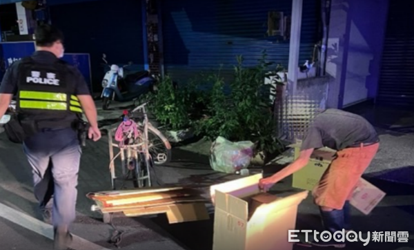 ▲內埔警方幫助張男處理回收物。（圖／記者陳崑福翻攝）