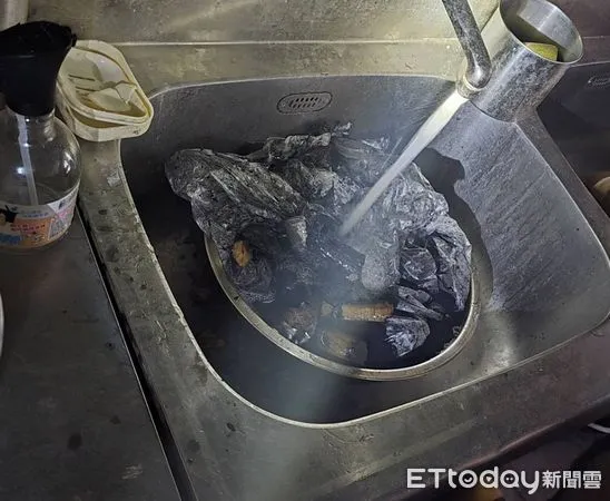 ▲台南中西區大勇街一間串烤店清晨冒煙，消防人員破門入內滅火，幸未釀災。（民眾提供）