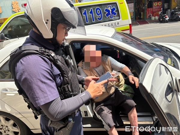 ▲內埔警分局員警攙扶黃姓駕駛上車。（圖／記者陳崑福翻攝）