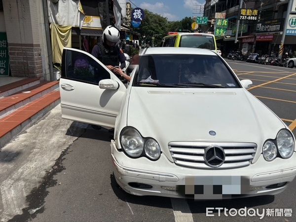 ▲內埔警分局員警攙扶黃姓駕駛上車。（圖／記者陳崑福翻攝）
