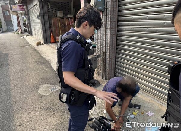 ▲▼體格壯碩的嫌犯棄車逃跑不到50公尺就被壓制上銬逮捕。（圖／桃園警分局提供）