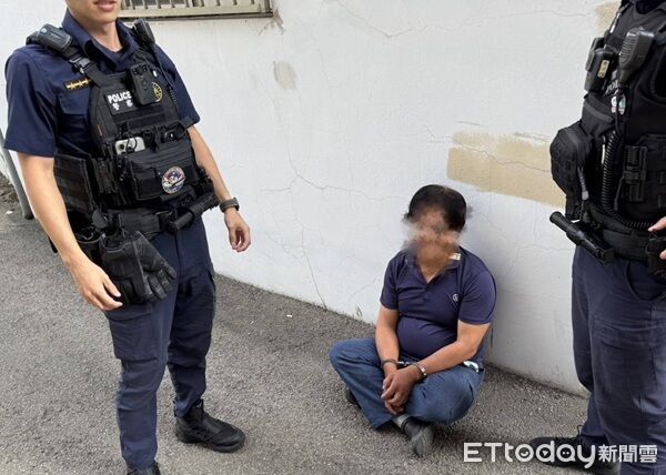 ▲▼體格壯碩的嫌犯棄車逃跑不到50公尺就被壓制上銬逮捕。（圖／桃園警分局提供）