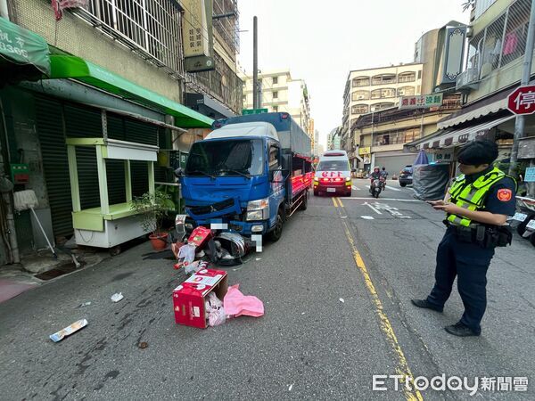 ▲▼台中1名女騎士載菜去擺攤，不料在路口慘遭貨車撞死。（圖／民眾提供，下同）